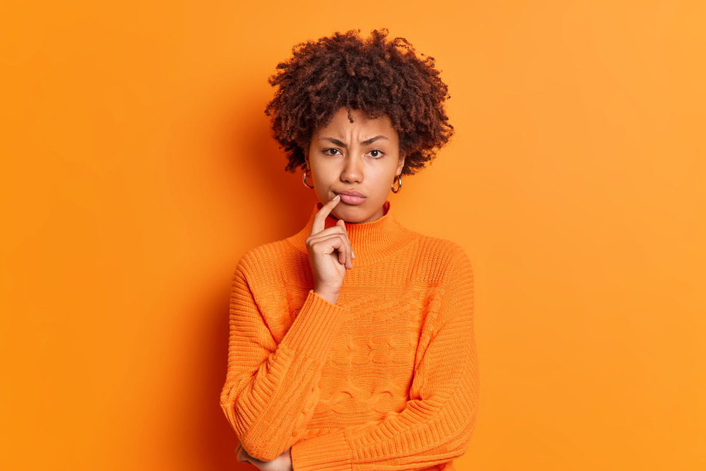 serieux-mecontent-jeune-femme-afro-americaine-fronce-visage-garde-doigt-pres-levres